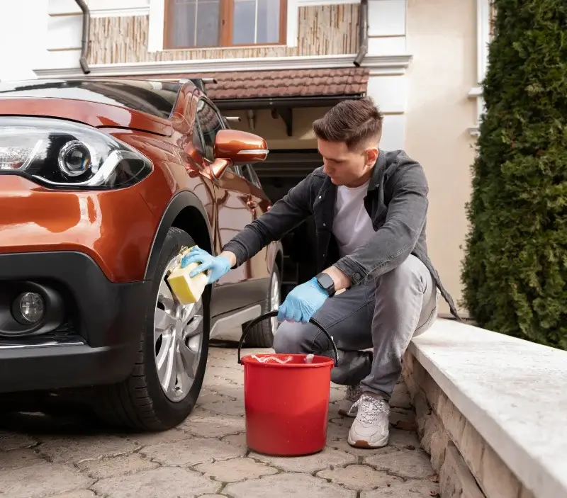 Lavage auto à domicile Ambronay : professionnel intervenant sur un véhicule